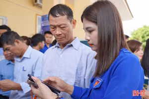 Tuổi trẻ Hà Tĩnh “cầm tay chỉ việc”, đưa người dân lên không gian số