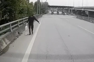 Người đàn ông nhặt được bao tải chứa 1 tỉ đồng ở lối vào cao tốc