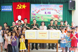 Tổ chức "Bữa cơm tình thương" tại Làng Trẻ em mồ côi Hà Tĩnh