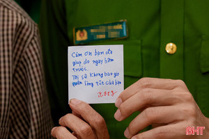 Du khách Nhật Bản cảm ơn công an xã giúp đỡ khi gặp khó khăn