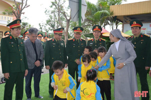 Phó Chủ nhiệm Tổng cục Chính trị tham quan mô hình “Dân vận khéo” tại Hà Tĩnh