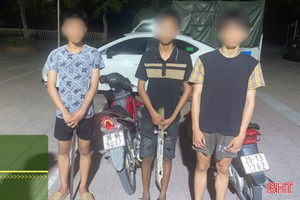 3 thanh niên "đầu trần" mang theo hung khí trên xe máy