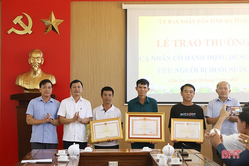 Trao bằng khen của Thủ tướng, Chủ tịch UBND tỉnh cho các cá nhân dũng cảm cứu người đuối nước