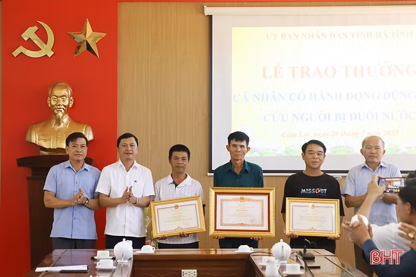 Trao bằng khen của Thủ tướng, Chủ tịch UBND tỉnh cho các cá nhân dũng cảm cứu người đuối nước