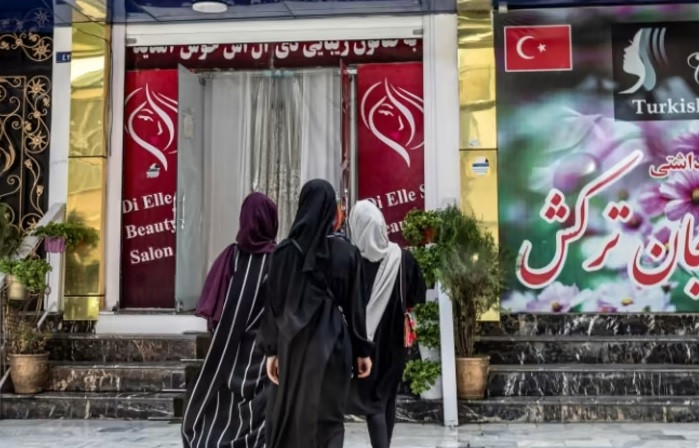 Phụ nữ Afghanistan tuyệt vọng trước lệnh cấm thẩm mỹ viện của Taliban