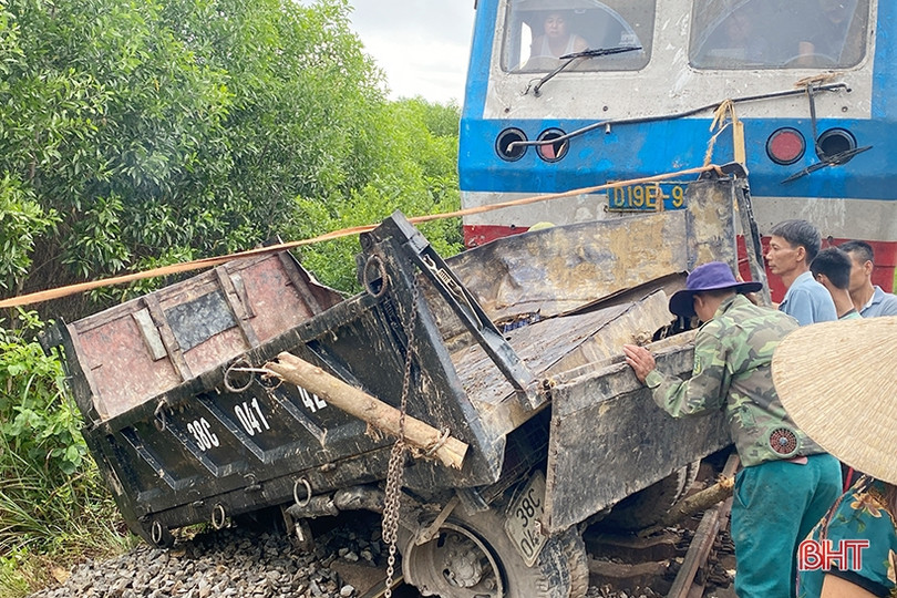 Xe tải bị gãy đôi sau va chạm với tàu hỏa ở Hương Khê