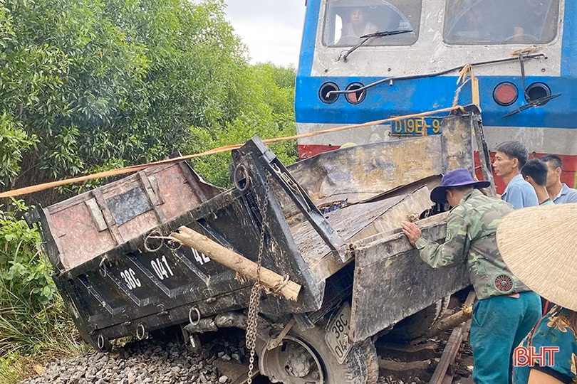 Xe tải bị gãy đôi sau va chạm với tàu hỏa ở Hương Khê