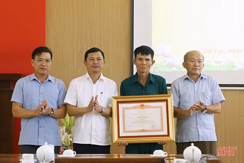 Trao bằng khen của Thủ tướng, Chủ tịch UBND tỉnh cho các cá nhân dũng cảm cứu người đuối nước