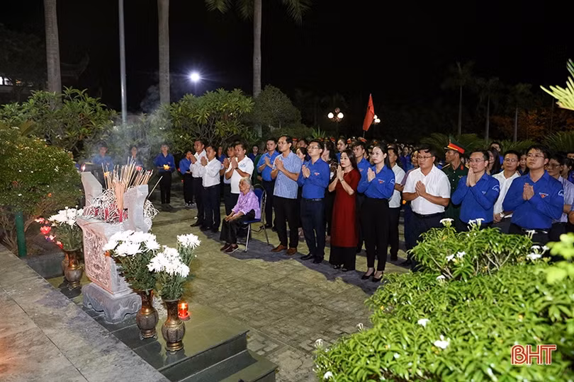 Lung linh muôn ngọn nến tri ân Anh hùng Lý Tự Trọng