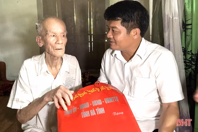 Lãnh đạo tỉnh trao hỗ trợ xây nhà ở kiên cố cho các hoàn cảnh khó khăn