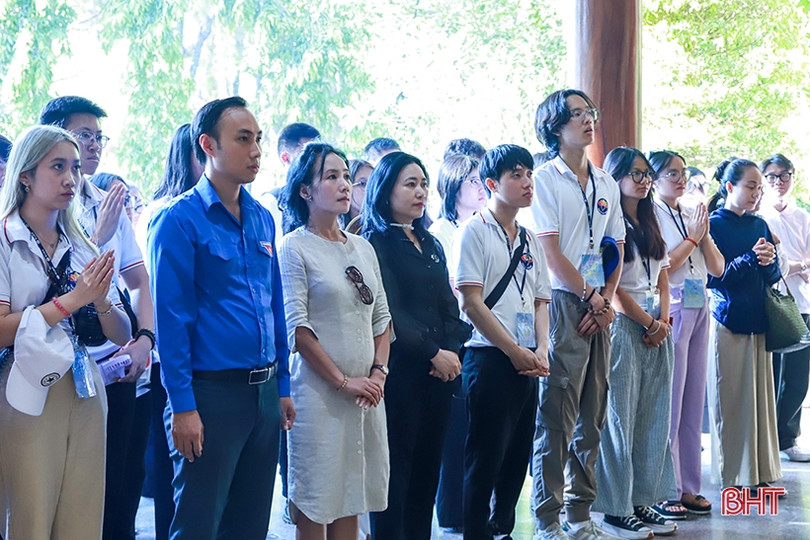 Đoàn đại biểu Trại hè Việt Nam dâng hương, tặng quà ở Ngã ba Đồng Lộc