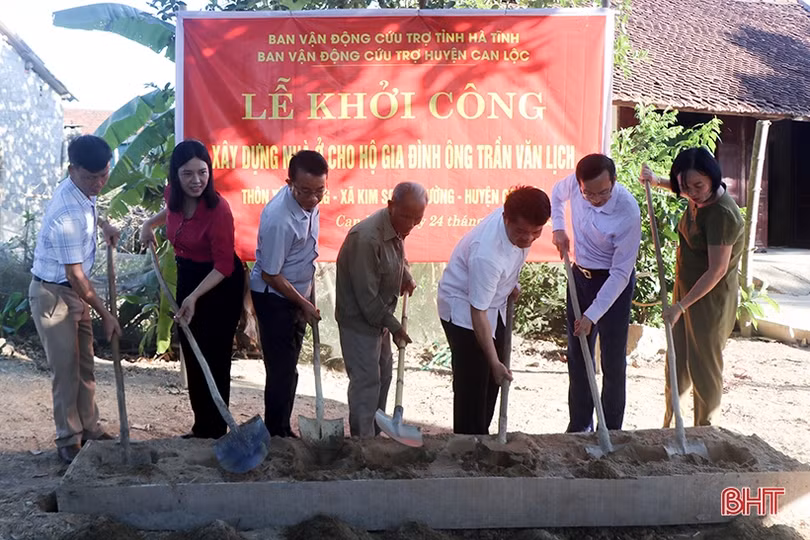 Lãnh đạo tỉnh trao hỗ trợ xây nhà ở kiên cố cho các hoàn cảnh khó khăn