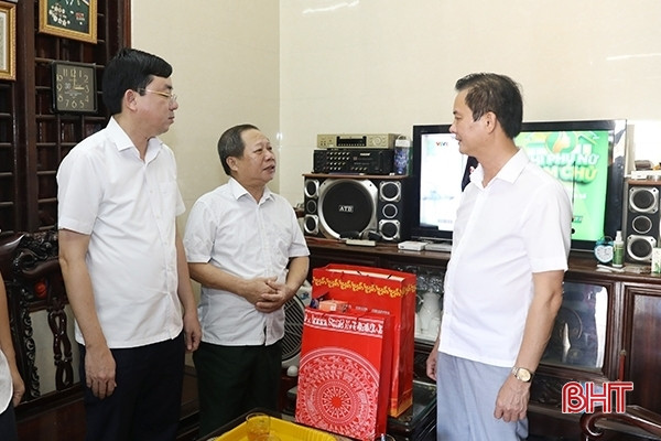 Lãnh đạo tỉnh tặng quà đối tượng chính sách ở TX Kỳ Anh