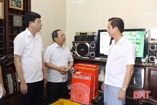 Lãnh đạo tỉnh tặng quà đối tượng chính sách ở TX Kỳ Anh