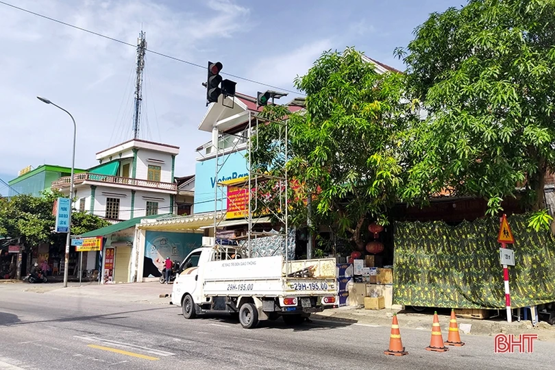Khắc phục hư hỏng đèn tín hiệu giao thông trên đường ven biển Hà Tĩnh