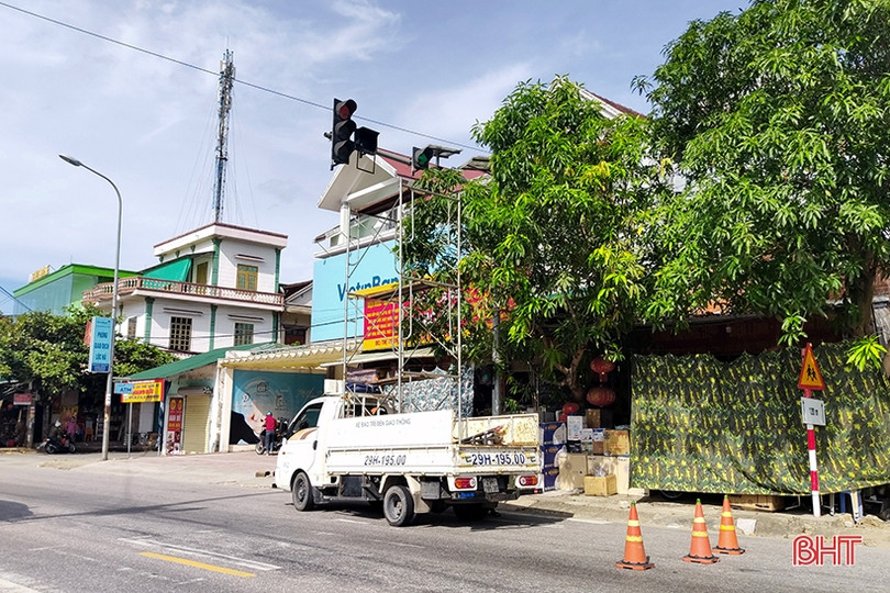 Khắc phục hư hỏng đèn tín hiệu giao thông trên đường ven biển Hà Tĩnh