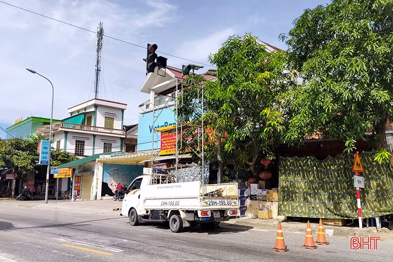 Khắc phục hư hỏng đèn tín hiệu giao thông trên đường ven biển Hà Tĩnh