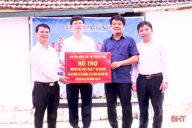 Chủ tịch Ủy ban MTTQ tỉnh trao hỗ trợ xây dựng 95 nhà ở kiên cố tại các địa phương