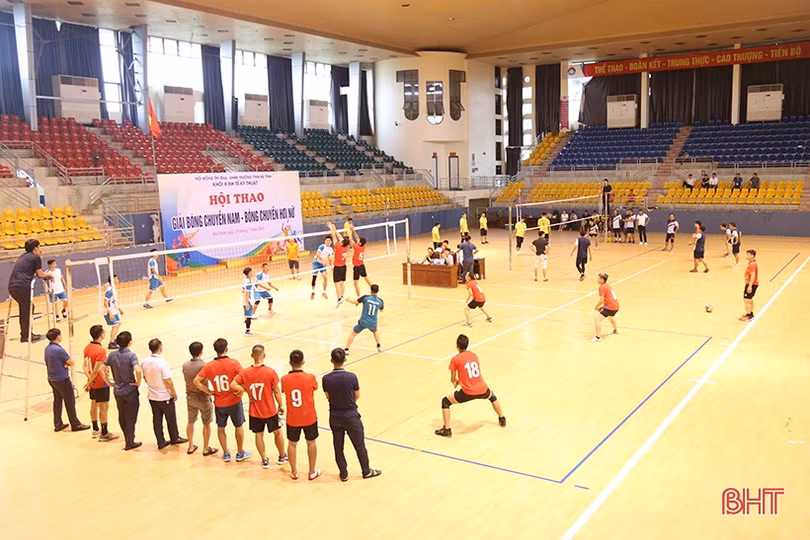 13 đội bóng tranh tài Hội thao Khối Kinh tế - kỹ thuật Hà Tĩnh