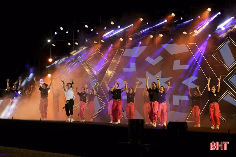 Ấn tượng với các màn giao lưu dân vũ sôi nổi của phụ nữ Hà Tĩnh