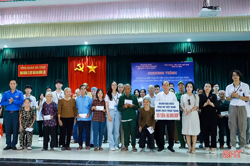 Đoàn đại biểu Trại hè Việt Nam dâng hương, tặng quà ở Ngã ba Đồng Lộc