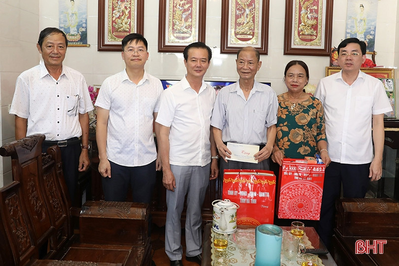 Lãnh đạo tỉnh tặng quà đối tượng chính sách ở TX Kỳ Anh