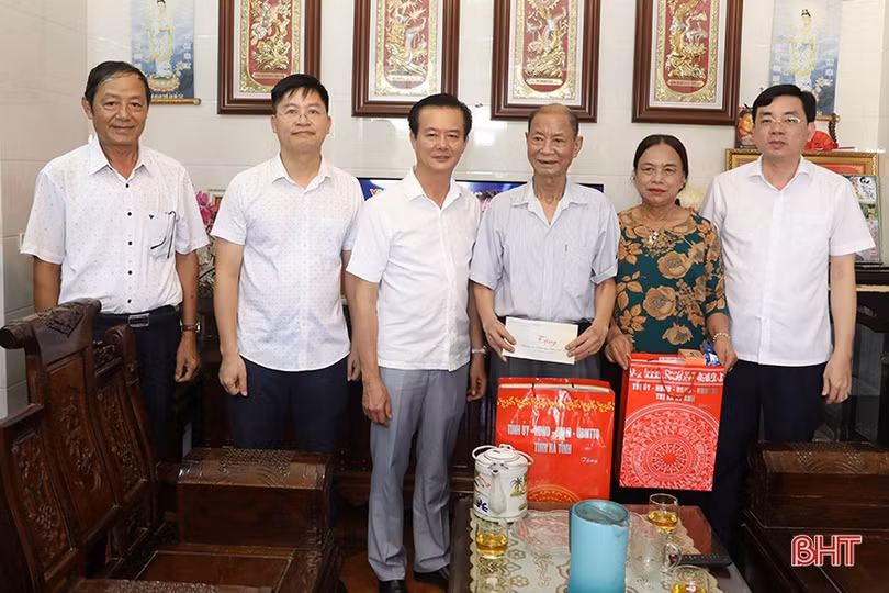 Lãnh đạo tỉnh tặng quà đối tượng chính sách ở TX Kỳ Anh