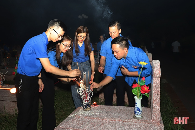 Tuổi trẻ Hà Tĩnh thắp nến tri ân anh hùng liệt sĩ ảnh 7 Tuổi trẻ Hà Tĩnh thắp nến tri ân anh hùng liệt sĩ