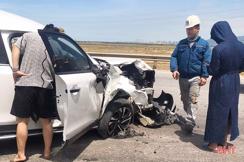 3 ôtô tông nhau trên QL 12C qua Hà Tĩnh, 1 người tử vong, 4 người bị thương