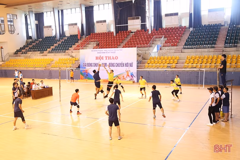 13 đội bóng tranh tài Hội thao Khối Kinh tế - kỹ thuật Hà Tĩnh