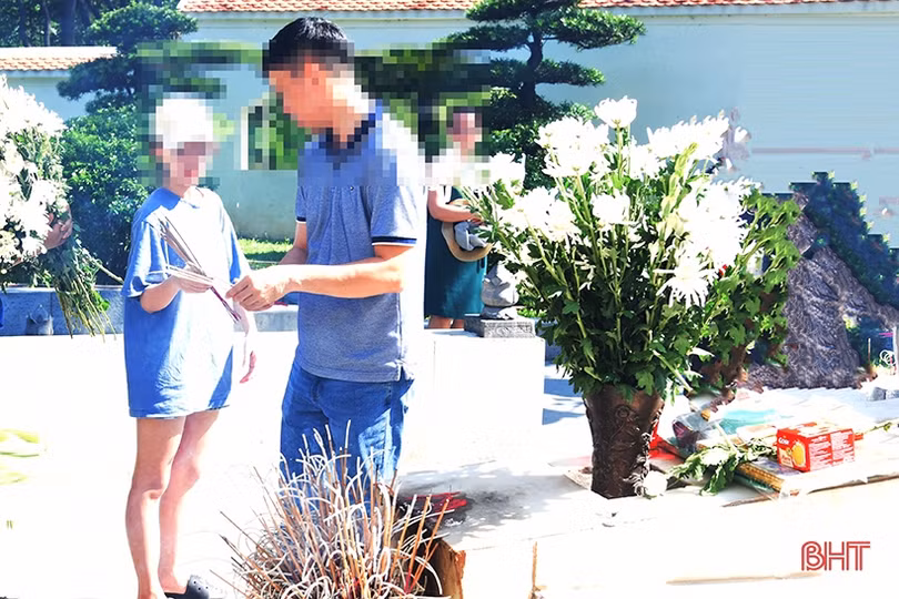 Cần chọn trang phục phù hợp khi đến tham quan, dâng hương tại địa chỉ đỏ