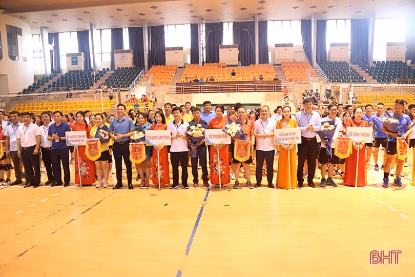 13 đội bóng tranh tài Hội thao Khối Kinh tế - kỹ thuật Hà Tĩnh