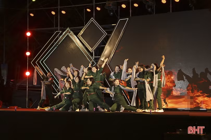 Ấn tượng với các màn giao lưu dân vũ sôi nổi của phụ nữ Hà Tĩnh