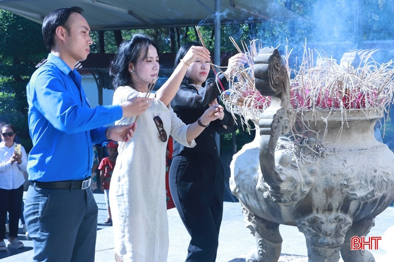 Đoàn đại biểu Trại hè Việt Nam dâng hương, tặng quà ở Ngã ba Đồng Lộc