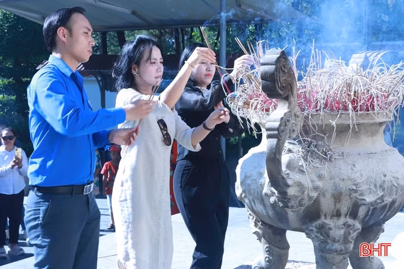 Đoàn đại biểu Trại hè Việt Nam dâng hương, tặng quà ở Ngã ba Đồng Lộc