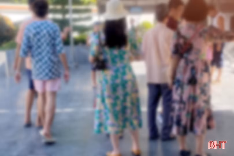 Cần chọn trang phục phù hợp khi đến tham quan, dâng hương tại địa chỉ đỏ