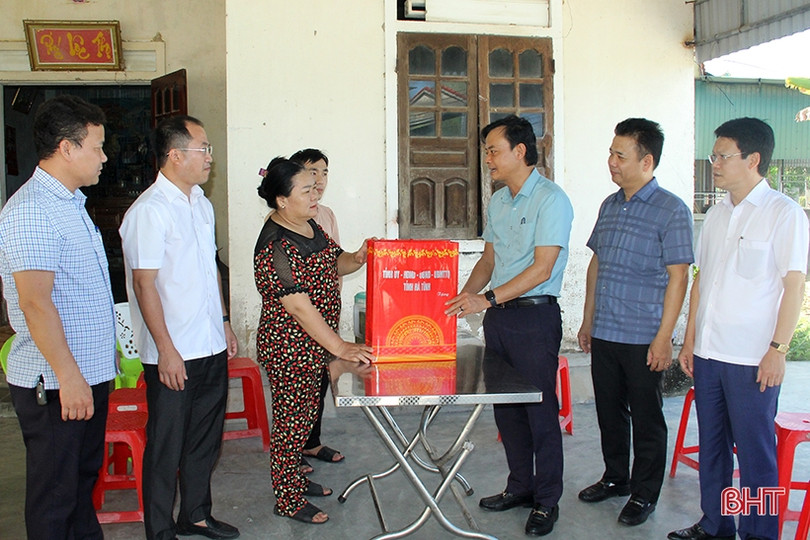 Trưởng ban Tuyên giáo Tỉnh ủy tặng quà gia đình chính sách, người có công