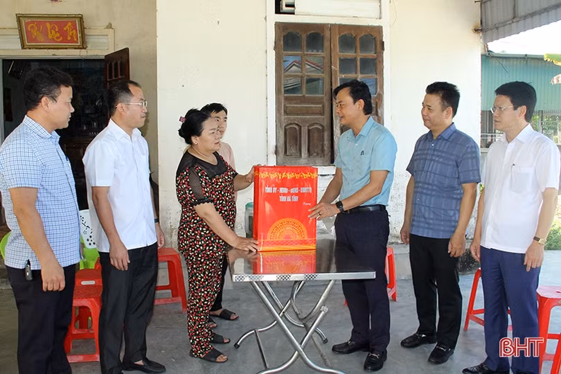 Trưởng ban Tuyên giáo Tỉnh ủy tặng quà gia đình chính sách, người có công