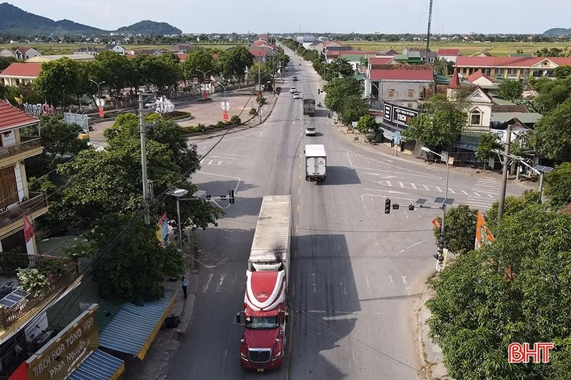 Khắc phục hư hỏng đèn tín hiệu giao thông trên đường ven biển Hà Tĩnh