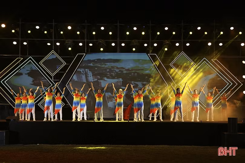 Ấn tượng với các màn giao lưu dân vũ sôi nổi của phụ nữ Hà Tĩnh