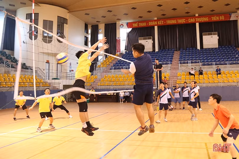 13 đội bóng tranh tài Hội thao Khối Kinh tế - kỹ thuật Hà Tĩnh