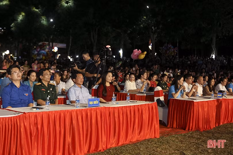 Ấn tượng với các màn giao lưu dân vũ sôi nổi của phụ nữ Hà Tĩnh