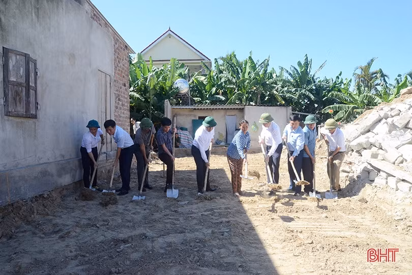 Trao hỗ trợ xây nhà kiên cố cho người nghèo ở Nghi Xuân, Hồng Lĩnh