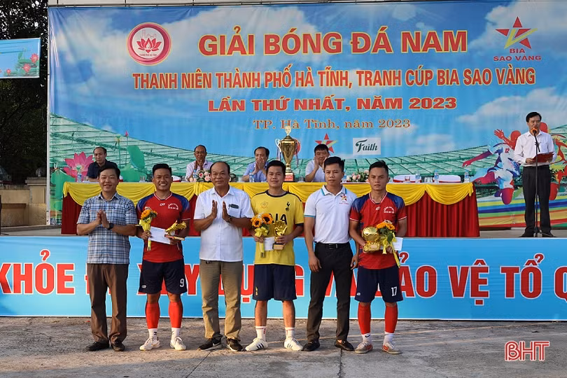 Phường Hà Huy Tập vô địch giải bóng đá tranh Cúp Bia Sao Vàng