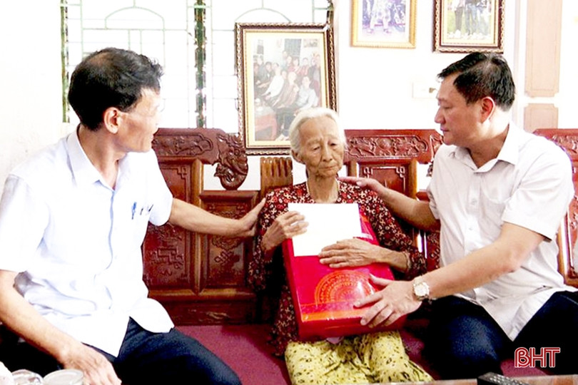 Đức Thọ trao hơn 10.000 suất quà cho người có công với cách mạng