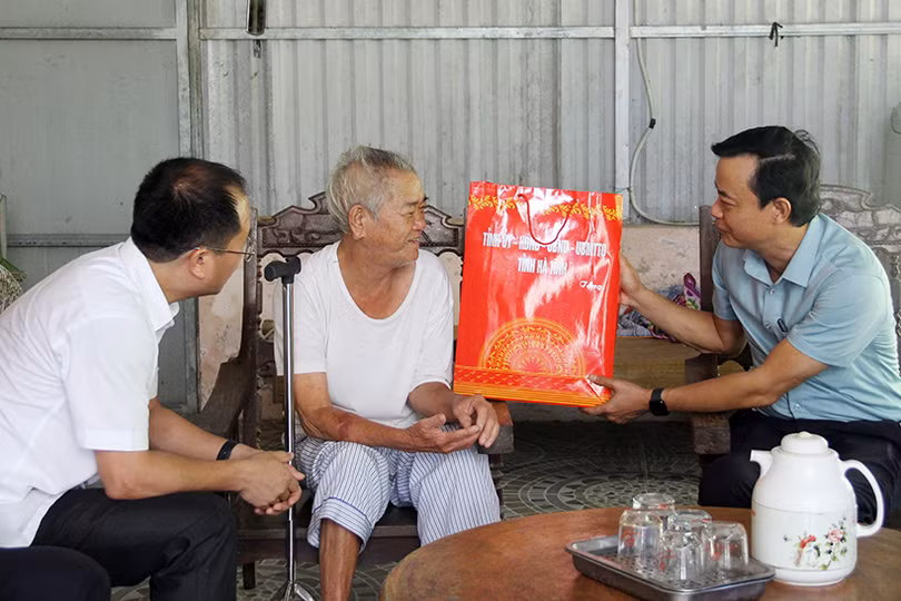 Trưởng ban Tuyên giáo Tỉnh ủy tặng quà gia đình chính sách, người có công