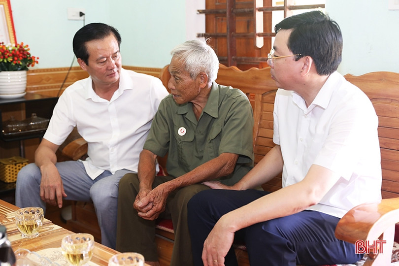 Lãnh đạo tỉnh tặng quà đối tượng chính sách ở TX Kỳ Anh