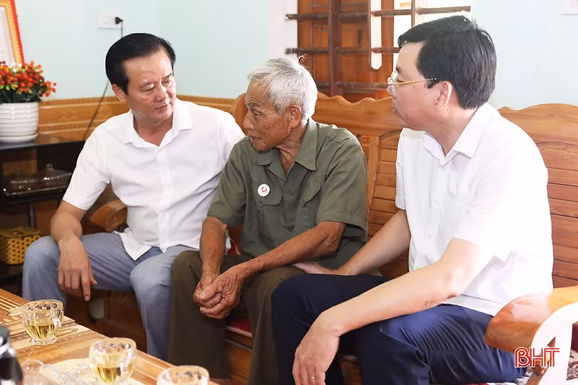 Lãnh đạo tỉnh tặng quà đối tượng chính sách ở TX Kỳ Anh