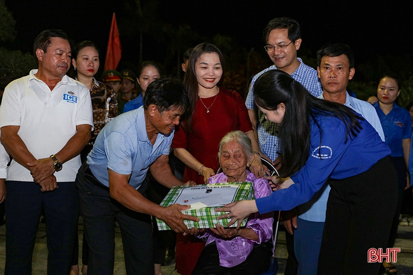 Lung linh muôn ngọn nến tri ân Anh hùng Lý Tự Trọng