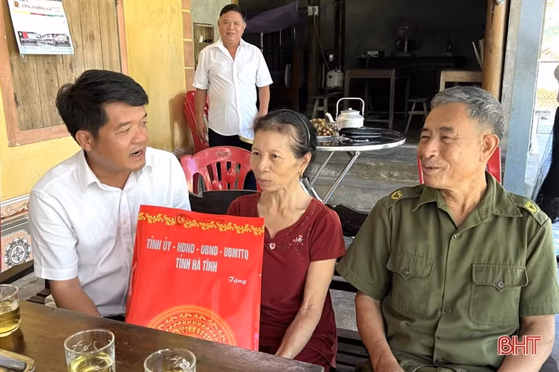 Lãnh đạo tỉnh trao hỗ trợ xây nhà ở kiên cố cho các hoàn cảnh khó khăn